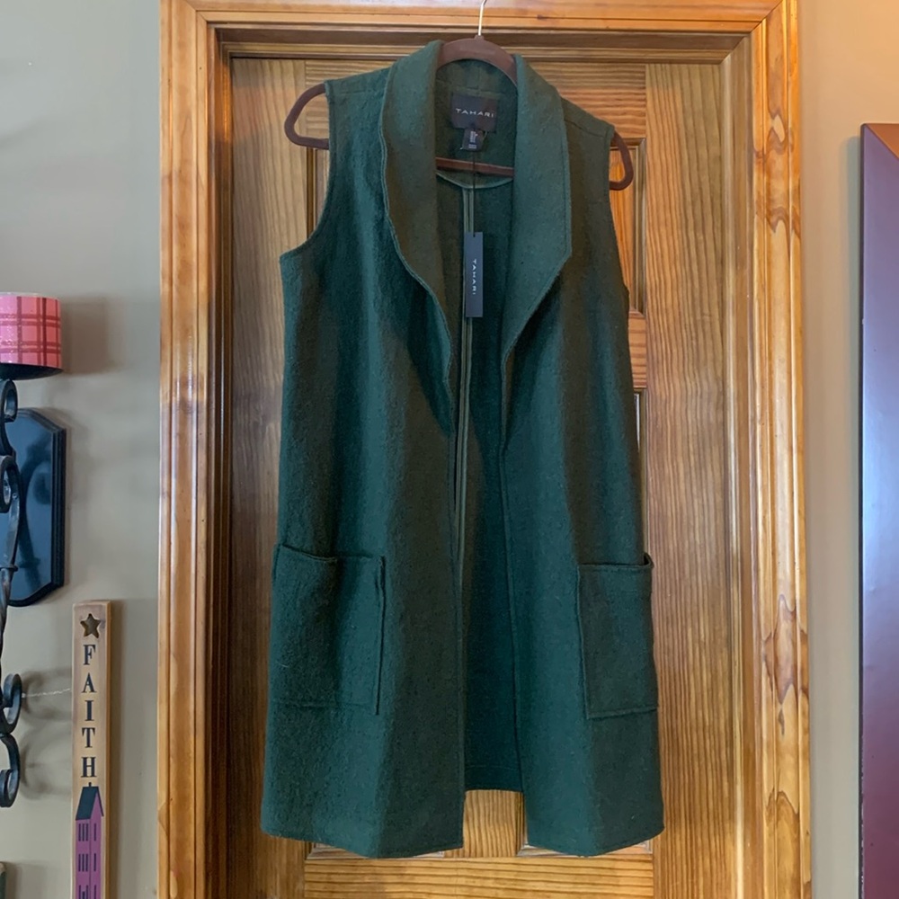 Fantastic Tahari deep green long sweater - no sleeves.